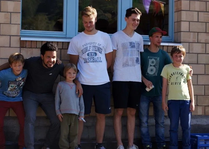 Ehemalige und heutige Schülerinnen und Schüler am Alumnifest