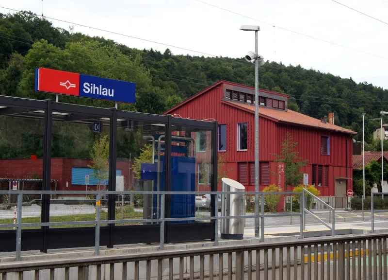 Das Schulhaus Sihlau direkt neben der SZU-Haltestelle
