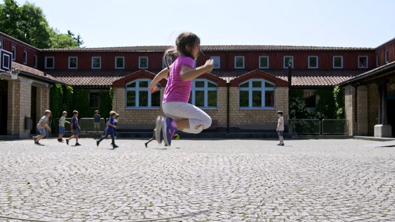Standbild aus dem Film: Kinder der Sihlau im Schulalltag