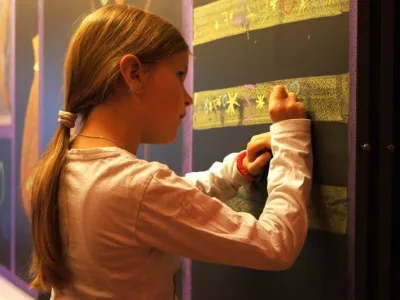 Ein Kind schreibt an der Wandtafel im Hauptunterricht