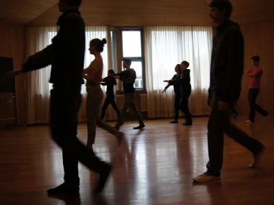 Jugendliche der Oberstufe bewegen sich beim Eurythmieunterricht durch den Saal