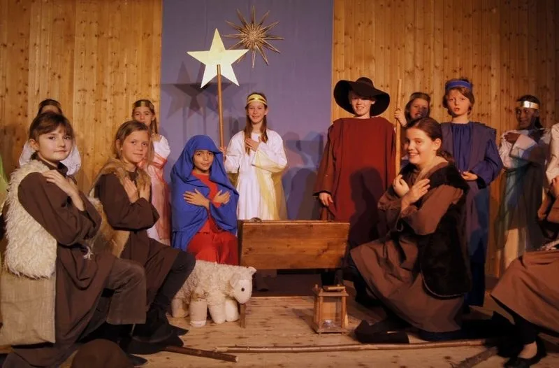 Kinder der vierten Klasse in Kostümen beim Weihnachtsspiel