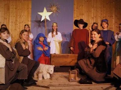 Kinder der vierten Klasse in Kostümen beim Weihnachtsspiel